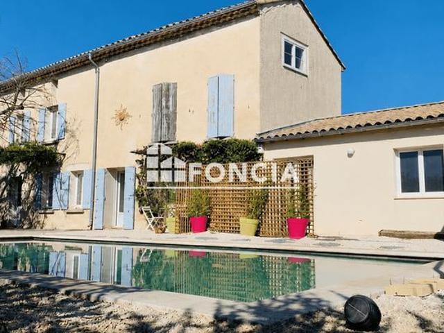 Mas Provençal avec dépendance, piscine, terrain et source de revenus: une opportunité à saisir