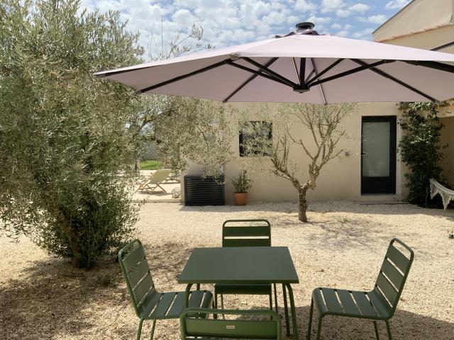 Mas provençal avec piscine, jardin et vue sur les vignes