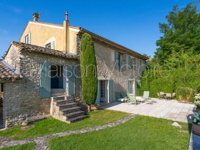 Mas provençal de caractère avec piscine et vues sur gordes