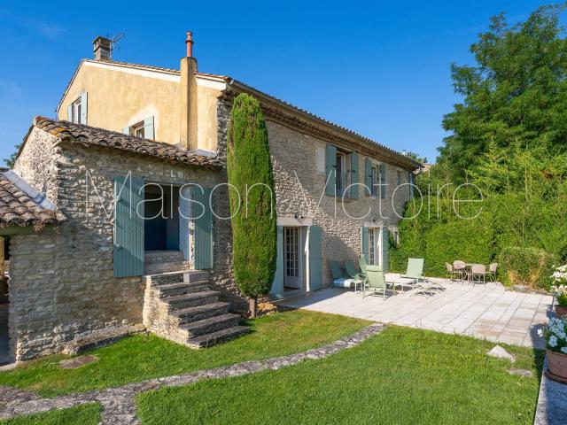 Mas provençal de caractère avec piscine et vues sur gordes. 300m² Cabrières d'Avignon