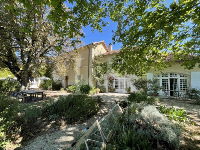 Mas provençal de 277m2 avec piscine sur terrain de près de 2