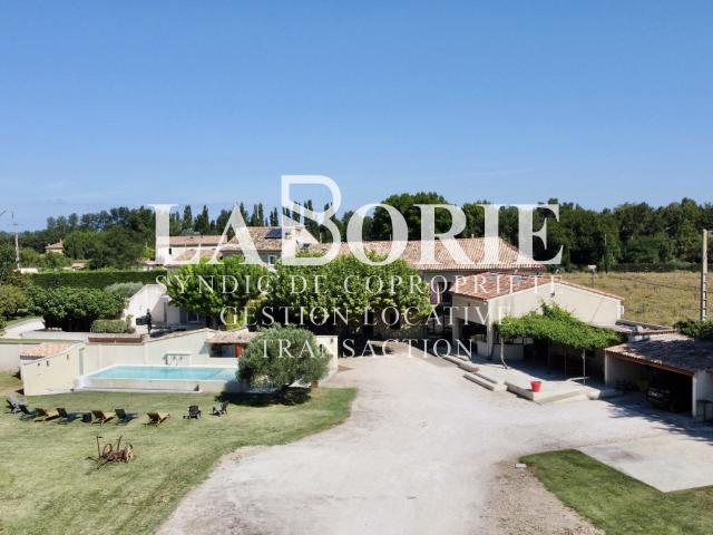 Mas de charme avec piscine, revenus locatifs & fort potentiel Althen des Paluds