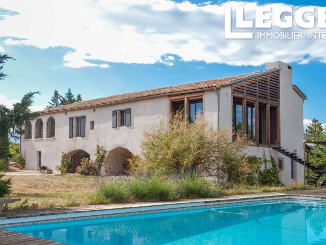 Mas provençal spacieux, lumineux et entièrement rénové. Situé sur 1 HA de terrain avec piscine