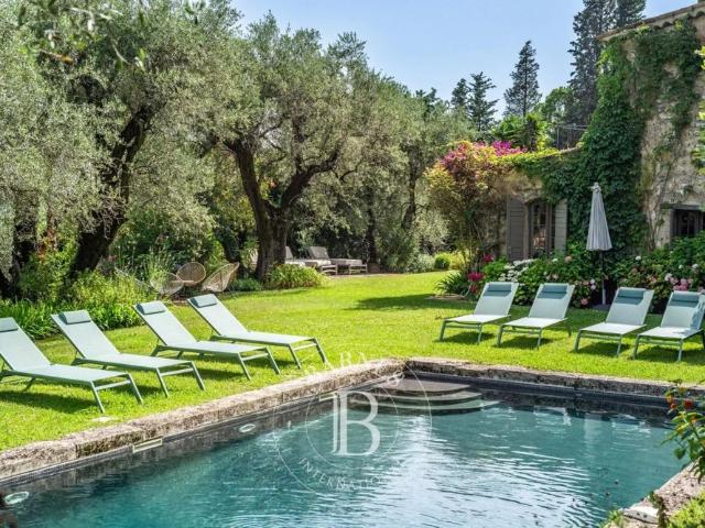 Mas provençal 18 ème siècle 8 chambres Piscine Opio