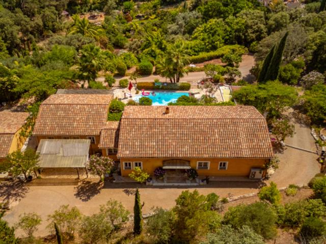 MAS PROVENCAL 5 PIECES 240 m2 TERRAIN 8000 m2 LA MOTTE
