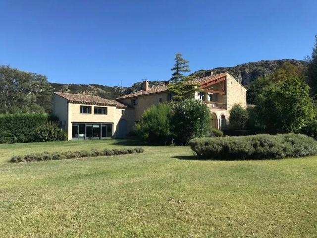 Mas Pujaut 6 pièce s 313 m2 sur 4540 m² avec piscine
