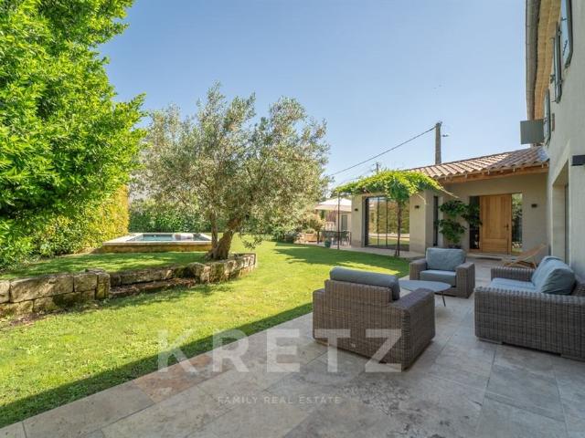Mas rénové au calme et à pied du centre ville avec vue sur l. 190m² Saint Rémy de Provence