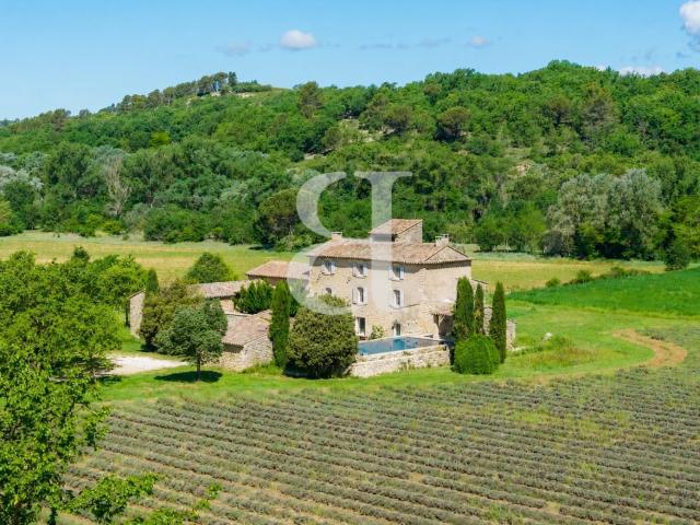 Mas rénové avec cour intérieure piscine à débordement et d? 360m² Gordes