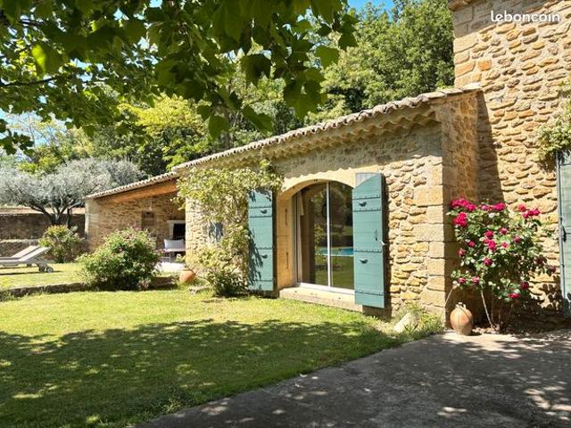 Mas rénové, avec cachet, 5 chambres sur 3500 m² de terrain avec piscine
