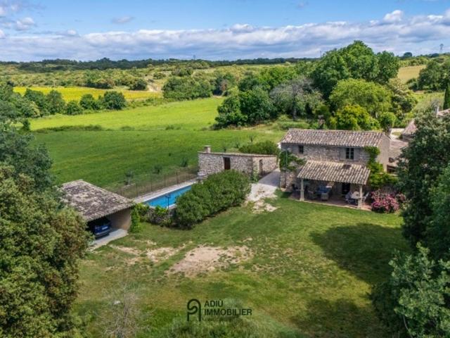 Mas rénové avec chambres d'hôtes, piscine et vue campagne proche Uzès