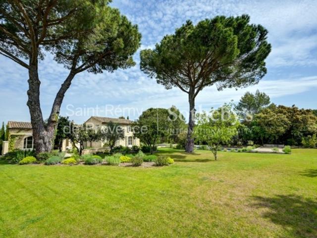 Mas rénové avec parc paysager et piscine, centre d'Eygalières à pieds