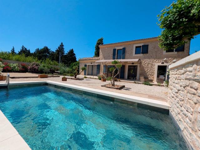 Mas Rénové Avec Piscine, Dépendance Et Terrain Arboré De 1 9 145m² Cheval Blanc
