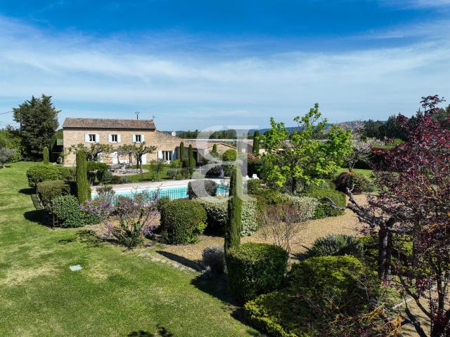 Mas rénové avec piscine entre L'Isle sur la Sorgue et Lagnes 230m² Lagnes