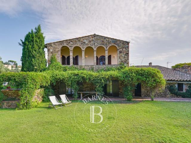 Masía catalana de 1844 con 2.600 m² de terreno en el centro del Baix Empordà, a pocos minutos de las playas de la Costa Brava