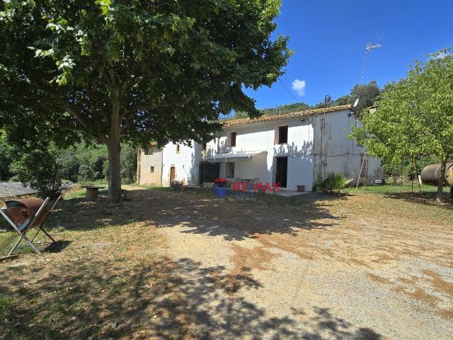 Brunyola | Finca rústica con naves avícolas alquiladas e ingresos mensuales