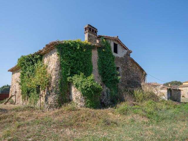 Masía del siglo Xvii para rehabilitar en venta en Aiguaviva. 400m² Aiguaviva