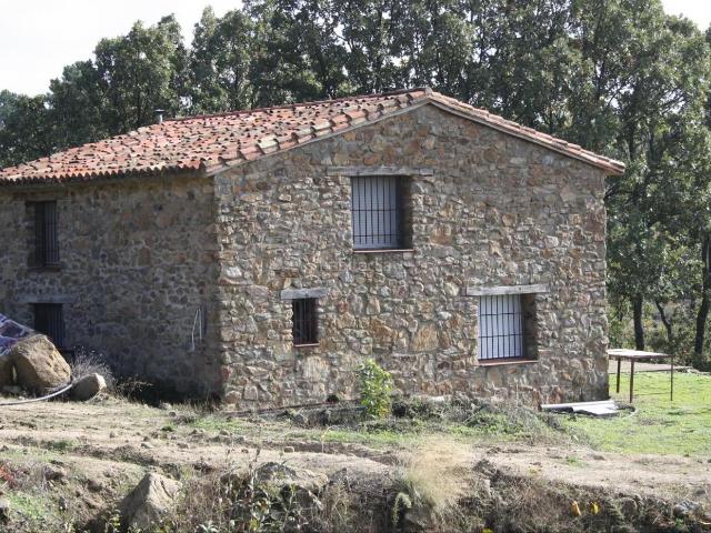 Masía en venta en Torremenga. Venta de casa en el campo en la Vera, con una finca en produccion de cerezas y higueras en un lugar con unas vistas inmejorables. Masías.