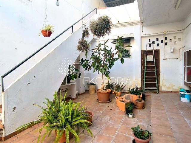 Masía en venta en Valencia, Benifaraig. CASA REFORMADA CON PATIO, POSIBILIDAD DE 2 VIVIENDAS EN BENIFARAIG. Masías.