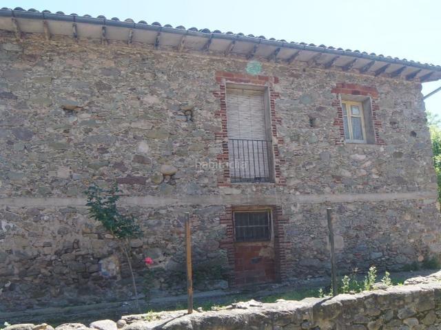Masía en venta en Vall d´en Bas La. Finca con proyecto de rehabilitación junto al río Gurn, a 7 min de Olot. Masías Vall d´en Bas.