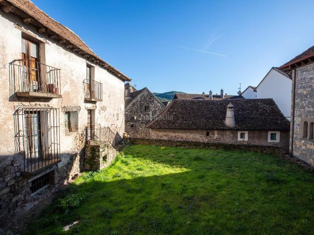 Masía en venta en Valle de Hecho. Venta casa con jardín en Hecho para reformar. Masías Valle de.