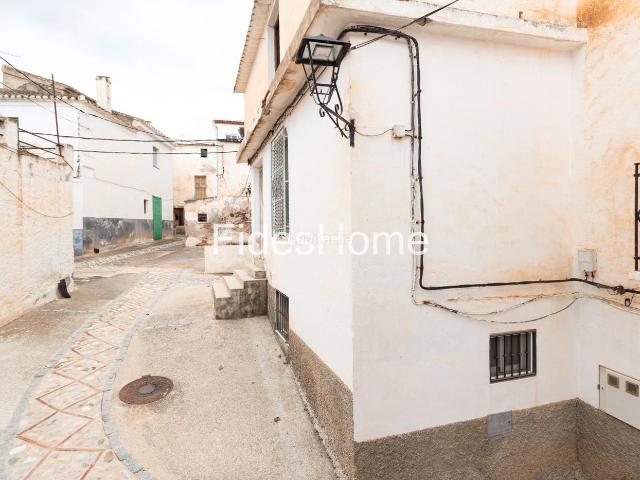 Masía en venta en Valle El. Casa de pueblo de tres plantas en Restábal para reformar. Masías Valle.