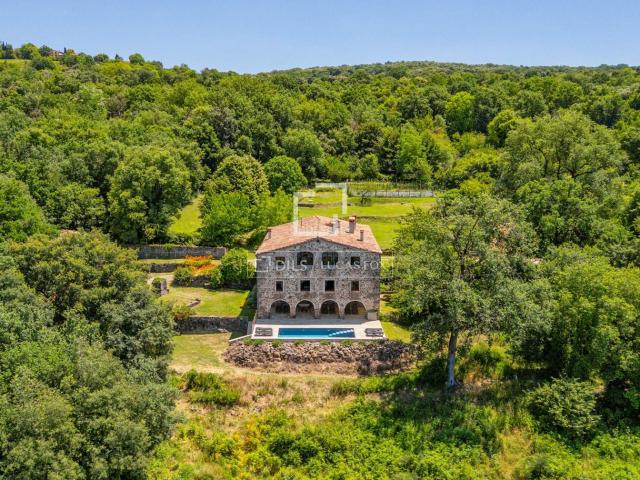 Masía en venta en Vilademuls. Casa rural de 8 dormitorios en venta en La Garrotxa, Girona. Masías.
