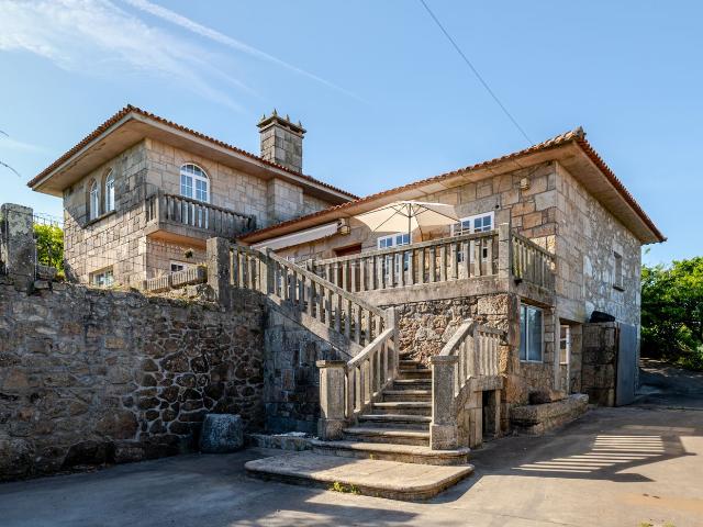 Masía en venta en Vilanova de Arousa. Casa de piedra lista para habitar con viñedo de albariño en Cambados. Masías Vilanova de.
