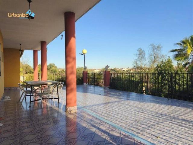 Masía en venta en Villanueva del Fresno. BONITA FINCA CON CHALET Y VARIAS NAVES A ESCASOS KM DE VILLANUEVA DEL FRESNO Y CRTA PORTUGAL. Masías Villanueva del.