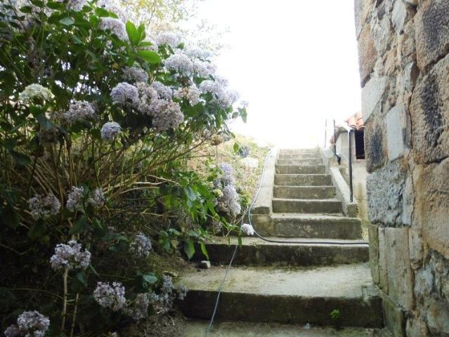 Masía en venta en Villafufre. Venta de casa de piedra con parcela. Masías.