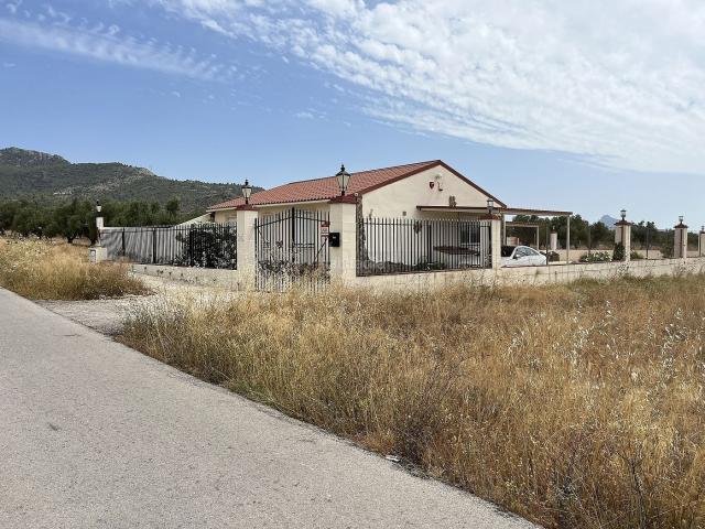 Masía en venta en Villena, Las Tiesas. Villa de 3 dormitorios con sistema solar completo, a poca distancia del pueblo. Masías.
