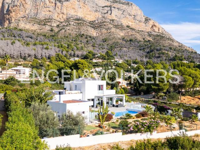Masía en venta en Xàbia, Montgó Ermita. Villa de lujo contemporánea con vistas verdes abiertas y el Montgó de fondo en Jávea. Masías.