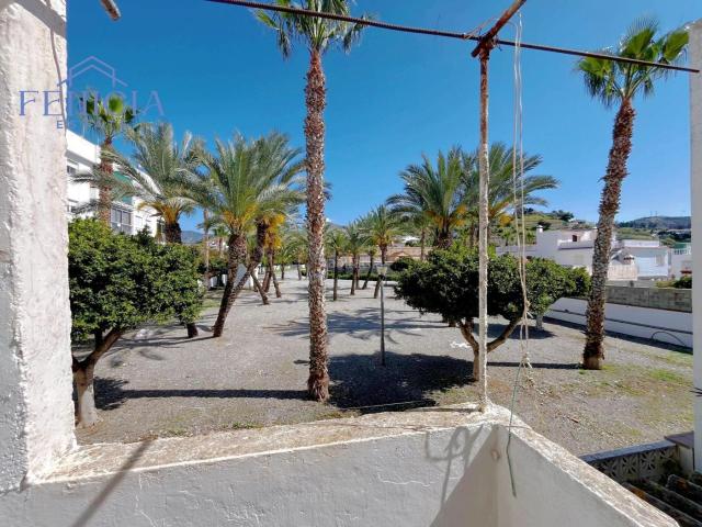 Masía en venta en Almuñécar, La Herradura. Gran casa de pueblo a la venta junto al Paseo Marítimo de La Herradura. Masías.