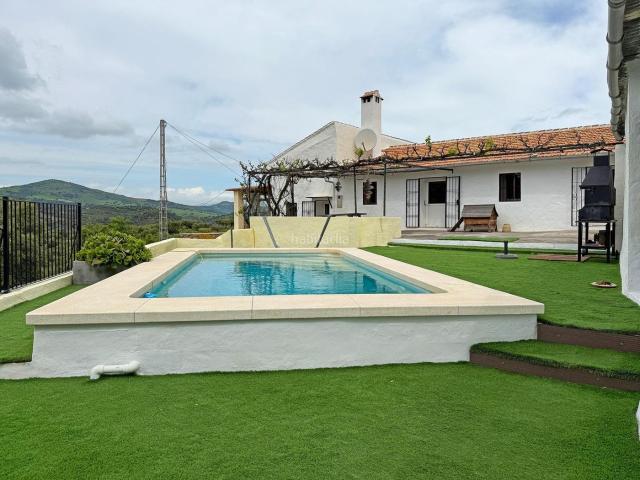 Masía en venta en Almogía. Maravilloso Cortijo con Vistas Panorámicas y Piscina Privada en Almogía. Masías.