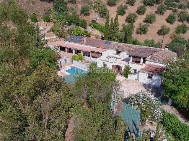 Masía en venta en Álora. Finca rural con 65.00 m2 de terreno y casa con 5 dormitorios y 5 baños muy cerca de Alora. Dispone de licencia de turismo rural. Masías.
