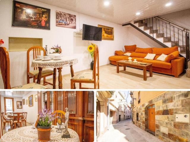 Casa en venta en Alforja. Gran casa de pueblo reformada en la Alforja. Casas.