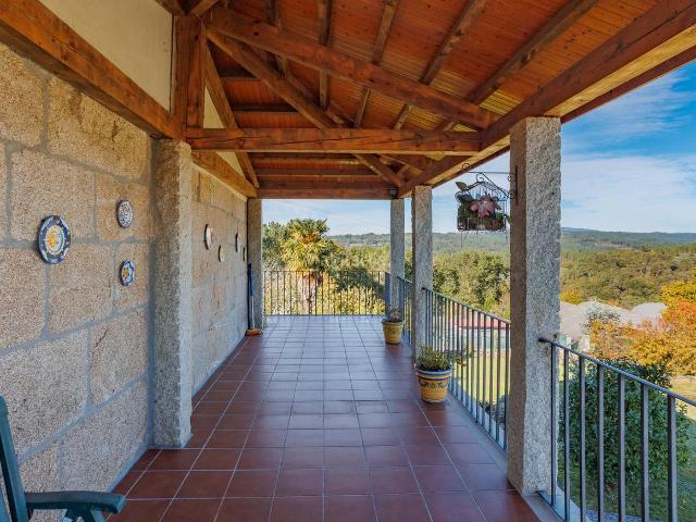 Masía en venta en Amoeiro. Casa de piedra con jardines, bodega y un gran garaje en Amoeiro. Masías.