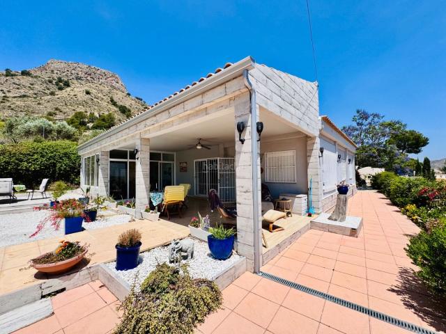 Masía en venta en Aspe, Pedanías Oeste. Encantadora villa con espectaculares vistas al valle y una parcela de 2.300 mEsta magnífica propiedad, completamente vallada, se a. Masías.