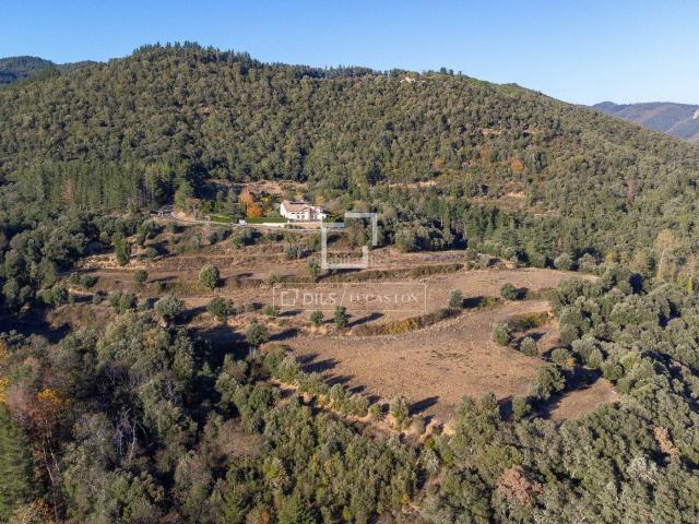 Masía en venta en Arbúcies. Gran finca rústica con 71 hectáreas de terreno y una masía totalmente restaurada con jardín, piscina y 795 m construidos en venta. Masías.