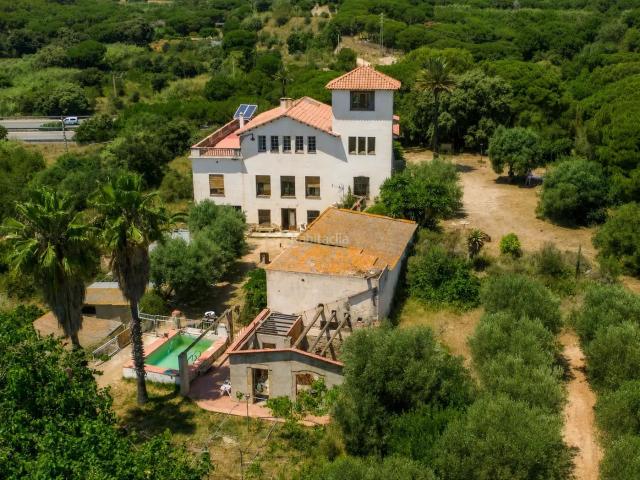 Masía en venta en Arenys de Mar, Centre. Exclusiva masía histórica con vistas al mar y más de 6,4 hectáreas de terreno en el Maresme. Masías Arenys de.