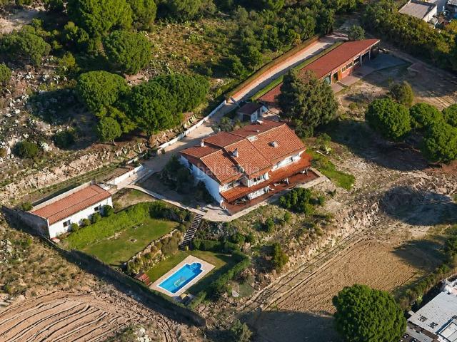 Masía en venta en Argentona, Nucli Urbà. Exclusiva finca ecuestre con dos viviendas independientes, piscina y espectaculares vistas al mar y la montaña. Masías.