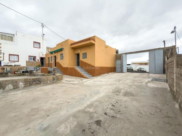 Masía en venta en Arico. FINCA RÚSTICA CON VIVIENDA EN ARICO LA SABINITA HIPOTECABLE AL 50. Masías.