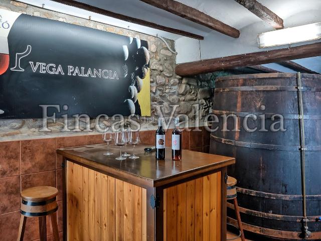 Masía en venta en Azuébar. BODEGA DE AUTOR EN PRODUCCIÓN. CASI 6 HECTAREAS DE VIÑEDOS. Masías.