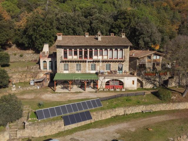 Masía en venta en Banyoles. Impresionante finca rústica cerca de Banyoles 9 ha, 5 apartamentos, 10 dormitorios, máxima eficiencia energética, vida sostenible. Masías.