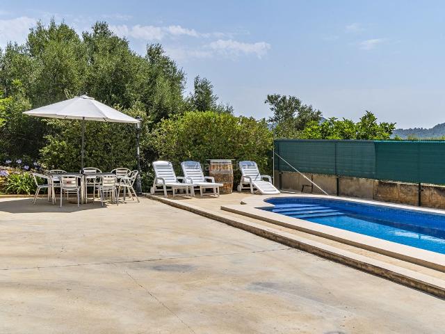 Masía en venta en Baleares Alaró. Chalet rústico con piscina de agua salada y jardín en Alaró. Masías.