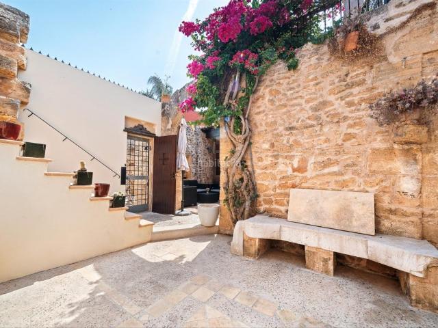 Masía en venta en Baleares Alcúdia, Ciutat d´Alcúdia. Encantadora casa en venta dentro de las murallas históricas de Alcudia, norte de Mallorca. Masías.