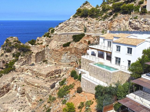 Masía en venta en Baleares Andratx, Port D´Andratx. Villa de lujo en primera línea de mar y piscina infinita en Port Andratx. Masías.