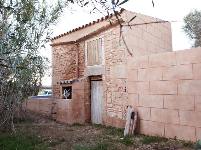 Masía en venta en Baleares Campos. ¡Oportunidad única! Parcela rústica con dos casas a reformar en una ubicación privilegiada. Masías.