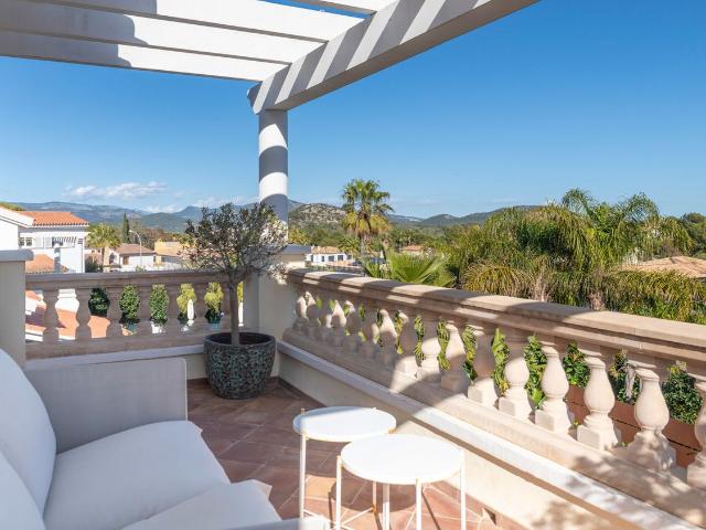 Masía en venta en Baleares Calvià, Santa Ponça. Encantadora villa familiar con piscina y mucha privacidad en Santa Ponsa. Masías.