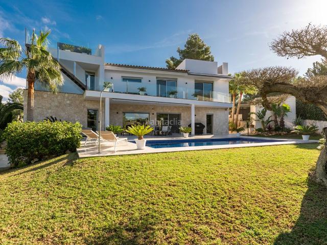 Masía en venta en Baleares Calvià, Santa Ponça. Villa soleada con vistas al mar y piscina en Nova Santa Ponsa. Masías.