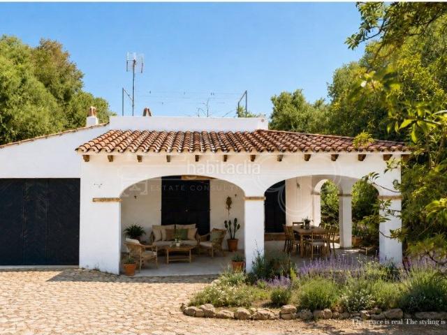 Masía en venta en Baleares Ciutadella de Menorca, Cala d´En Bosch Serpentona. Un encantador refugio en el campo para quienes sueñan con tener su propio rincón de paz en Menorca. Masías Ciutadella de.